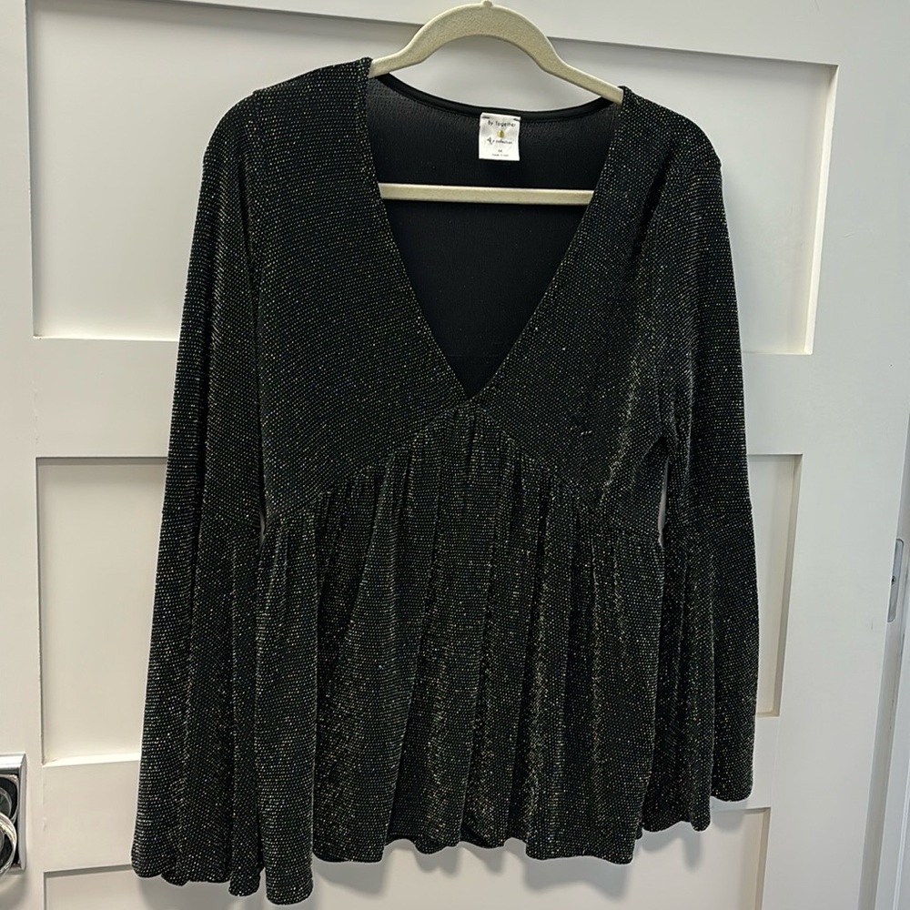 Perfect holiday top, black knit w/silver metallic, flowy stretch material Sz med